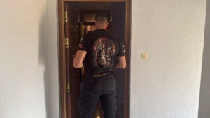 Mediador de Desokupa Brothers entrando a la vivienda en ALcalá de Henares