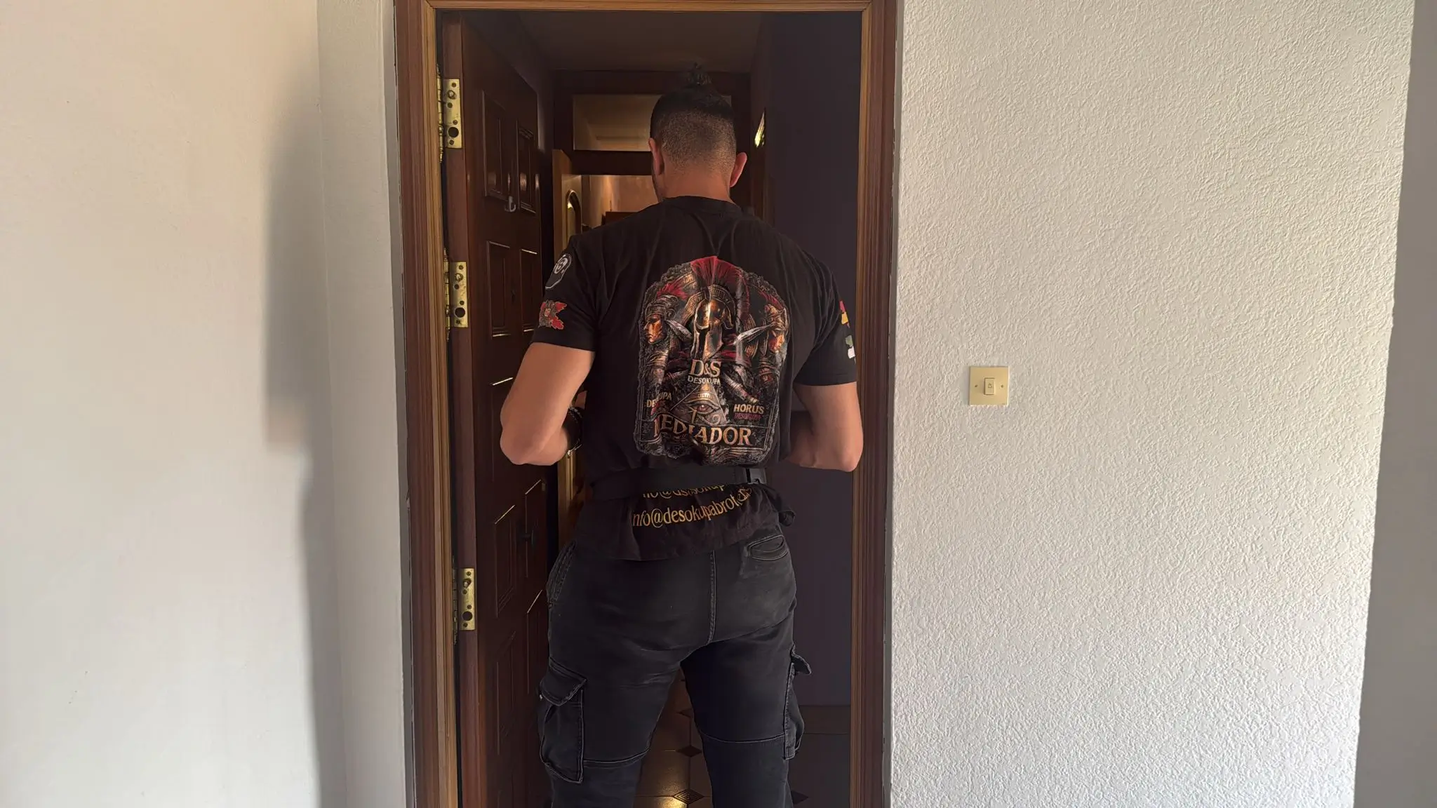 Mediador de Desokupa Brothers entrando a la vivienda en ALcalá de Henares