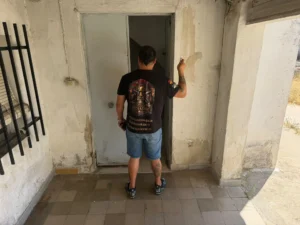 Mediador de Desokupa Brothers en Santa Olalla, tras haber recuperado una vivienda okupada
