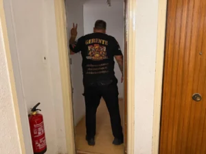 mediador entrando a la vivienda en igualada barcelona