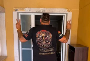 mediador de desokupa brothers entrando a la vivienda en Loeches