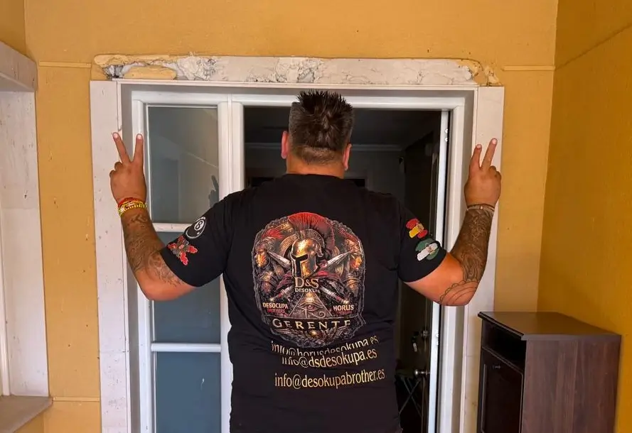 mediador de desokupa brothers entrando a la vivienda en Loeches