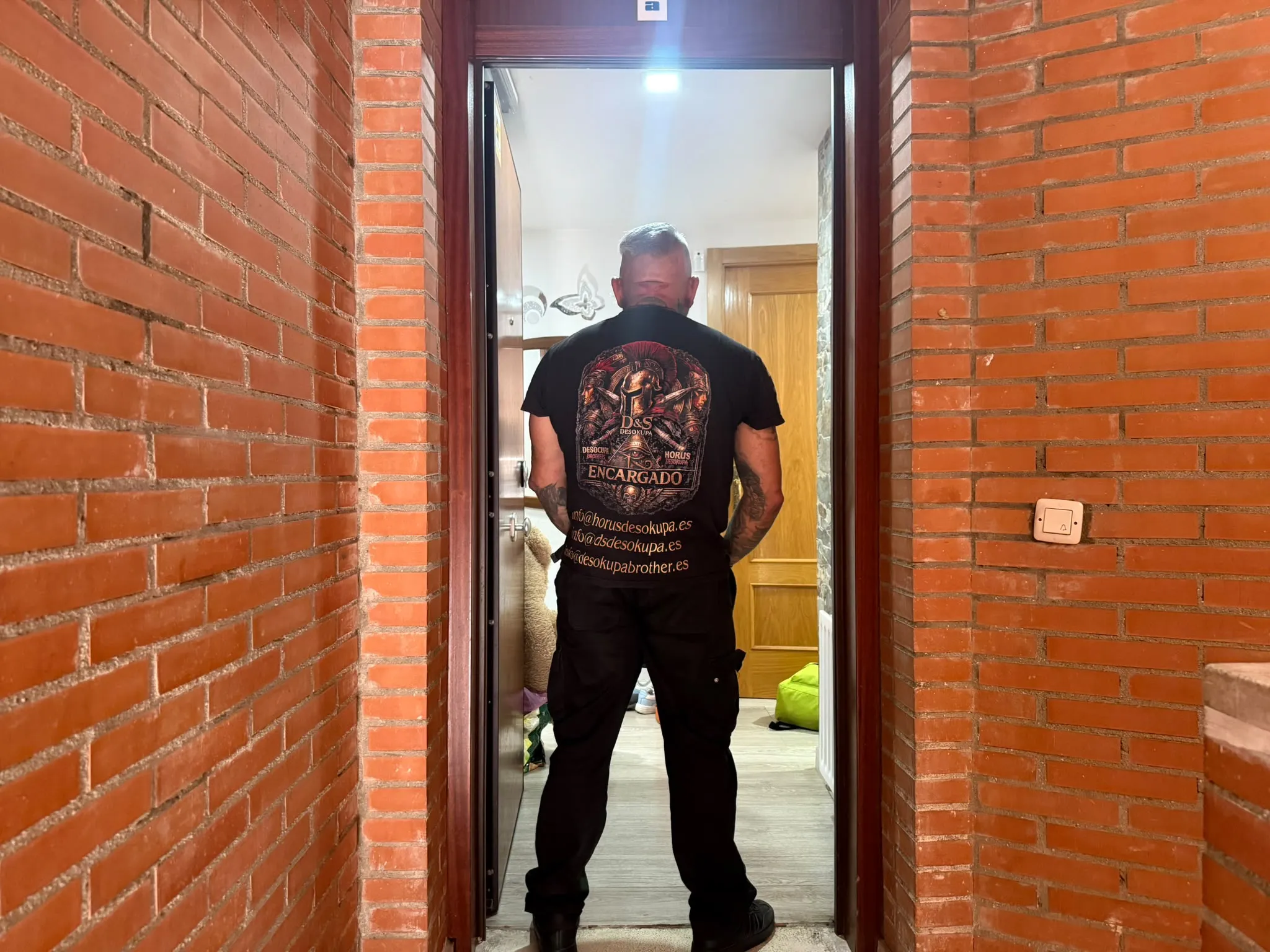 Mediador de la empresa Desokupa Brothers en Madrid tras recuperar una vivienda okupada